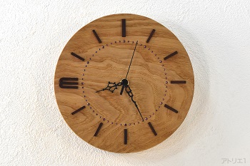 ご両親の古希、喜寿のお祝いにご両親の誕生月の時間部分にそれぞれのイニシャルが入ったオーダーメイドの時計です。この時計は、縄文時代から建材などとして利用されていたと言われており、木材としての歴史が古い木で、独特な木目が楽しめる栗の木で制作いたしました。