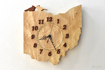 オハイオ州の州の木である「栃」をオハイオ州の形に切り出した結婚5周年（木婚式）の記念の時計です。リップルマークと呼ばれるさざ波模様が出ている美しい時計に仕上がりました。