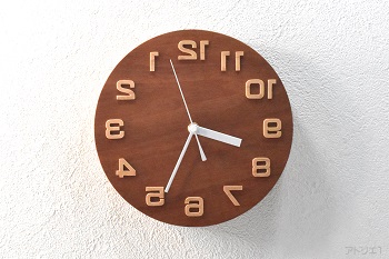 鏡に映して使うマホガニーの逆回転時計 オリジナルデザインの木の時計はアトリエ１