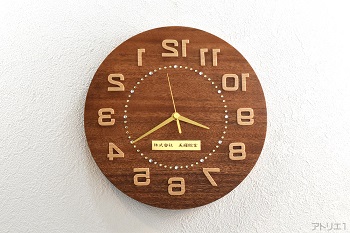 鏡に映して使うマホガニーの逆回転時計|オリジナルデザインの木の時計