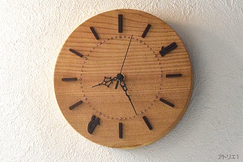 木婚式のプレゼントにお二人の誕生月の時間部分にそれぞれのイニシャルが入ったオーダーメイドの時計です。この時計は、縄文時代から建材などとして利用されていたと言われており、木材としての歴史が古い木で、独特な木目が楽しめる栗の木で制作いたしました。