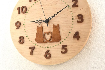 猫が寄り添う温かみのある木の時計 結婚祝いの掛け時計はアトリエ１