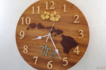 ホヌは、緑色のパロサントという木で作成しました。 ハワイ諸島はチンチャンから切り出して作成し、限られた時計のスペースの中にできるだけ大きく、ハワイ諸島の隣の島との関係性を壊さないように配置しました。ハワイ州の州の花であるイエローハイビスカスは黄楊とペアウッドで上部に配置しました。