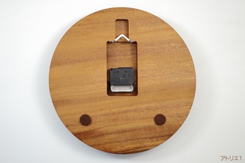 ムーブメントには、電波時計を使用し、電池をセットするだけで、すぐに使えるようになっています。壁へのあたり部分は、壁を保護するようにフェルト仕上げになっています。