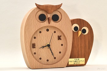 二羽のふくろうが並んでいる置き時計|ふくろうの時計はアトリエ1