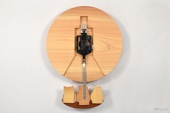 ムーブメントには、セイコークロック株式会社製のものを使用しているので、安心してお使いいただけます。クオーツ時計のステップで、振り子と電池をセットして、後ろの針回しで時刻合わせをするだけで時を刻み始めます。