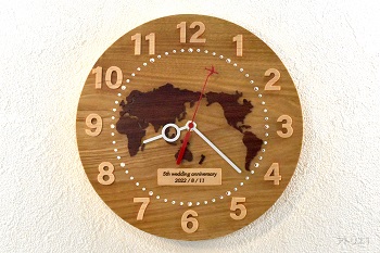 世界地図のある掛け時計|木婚式の記念の掛け時計はアトリエ1