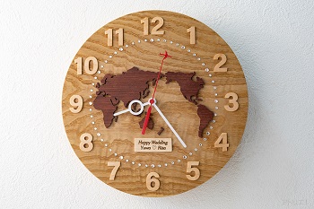 縄文時代から建材などとして利用されていたと言われており、木材としての歴史が古い木で、独特な木目が楽しめる「栗」を丸く切り出し、中央部分に「チンチャン」から切り出した世界地図を配した時計です。