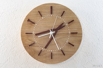 植木職人さんへの贈答用に誕生月の時間部分にイニシャルが入ったオーダーメイドの時計です。この時計は、縄文時代から建材などとして利用されていたと言われており、木材としての歴史が古い木で、独特な木目が楽しめる栗の木で制作いたしました。