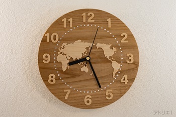 縄文時代から建材などとして利用されていたと言われており、木材としての歴史が古い木で、独特な木目が楽しめる「栗」を丸く切り出し、中央部分に「メープル」から切り出した世界地図を配した時計です。
