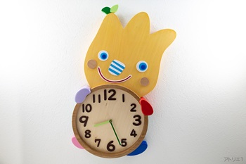 卒園記念に幼稚園に寄贈する園オリジナルキャラクターの掛け時計です。無垢材ならではの本物の質感と温かみがあります。
