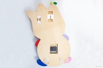 ムーブメントは、ステップ秒針の電波時計ですので、電池を入れるだけで正しい時刻を刻み始めます。ムーブメントのまわりに隙間があるのは、将来のムーブメント交換の際にどのようなものとでも交換できるようにとの配慮から大きめに加工しています。壁へのあたり部分は、壁を保護するようにフェルト仕上げになっています。