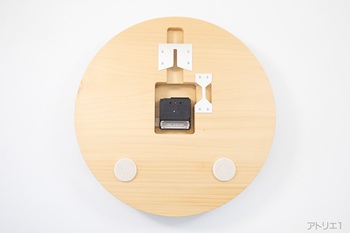 ムーブメントは、ステップ秒針の電波時計ですので、電池を入れるだけで正しい時刻を刻み始めます。壁へのあたり部分は、壁を保護するようにフェルト仕上げになっています。