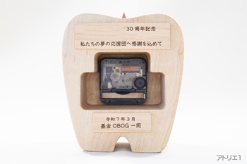 背面にはご要望のメッセージプレートを設置しました。ムーブメントには、セイコークロック株式会社製のものを使用しているので、安心してお使いいただけます。