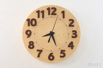 香りの豊かな木曽檜に、濃い茶色のマホガニーを大きめの数字に切り出して時刻がわかりやすい掛け時計にしました。古希の祝いにいかがでしょうか。