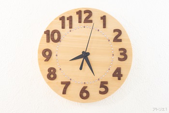 香りの豊かな木曽檜に、濃い茶色のマホガニーを大きめの数字に切り出して時刻がわかりやすい掛け時計にしました。古希の祝いにいかがでしょうか。