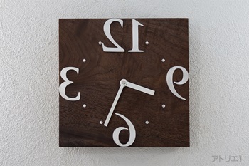 鏡に映すと正しく見える逆回転時計です。ベースのブラックウォルナットは世界的な高級材で古くから洗練されたシックなデザインの高級家具材や工芸用材として用いられてきた木材です。