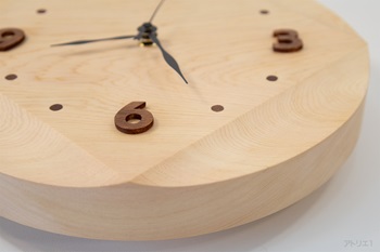 時刻目盛りは、12時・3時・6時・9時はマホガニーを糸鋸で切り出し、その他の時刻はマホガニーの丸棒を埋め込んでいます。