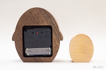 ムーブメントは、ステップ秒針の電波時計ですので、電池を入れるだけで正しい時刻を刻み始めます。