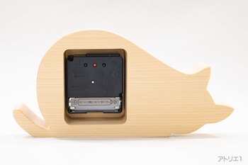 ムーブメントは、ステップ秒針の電波時計ですので、電池を入れるだけで正しい時刻を刻み始めます。