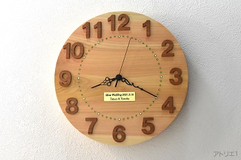 木の時計のベースに天然檜（無垢板・一枚板）を使った温もりのあるインテリア掛け時計です。銀婚式の記念のプレートを設置しました。