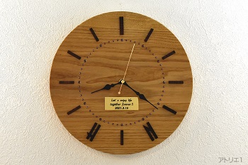 お二人の誕生月の時間部分にそれぞれのイニシャルが入ったオーダーメイドの時計です。この時計は、縄文時代から建材などとして利用されていたと言われており、木材としての歴史が古い木で、独特な木目が楽しめる栗の木で制作いたしました。