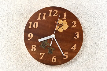 きれいな杢のあるハワイアンコアの掛け時計です。時刻目盛りは斜体のかかった数字をメープルからひとつひとつ切り出しました。