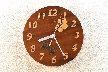 きれいな杢のあるハワイアンコアの掛け時計です。時刻目盛りは斜体のかかった数字をメープルからひとつひとつ切り出しました。