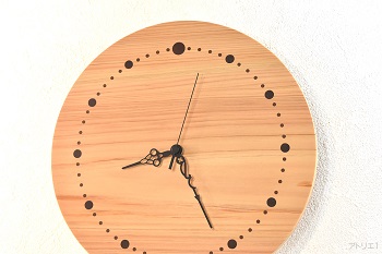 時刻目盛りはマホガニーの丸棒を埋め込むデザインです。12時のみやや大きい丸で、その他の時刻はそれよりやや小さい丸、それ以外の分目盛りはより小さい丸になるようにしました。針はアラベスクデザインの黒にしました。