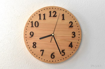 木の時計のベースに天然檜（無垢板・一枚板）を使った温もりのあるシンプルなデザインのインテリア掛け時計です。