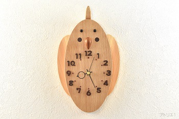 オカメインコがあなたに話しかけてきそうな…そんなイメージで作ったブナの木の掛け時計です。羽は檜から切り出し、オニキスをまあるくつぶらな目に用いました。チークパッチと嘴をマホガニーで表現してかわいい掛け時計にしました。