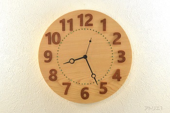 大きな時刻の数字の香り豊かな木曽檜の無垢材の掛け時計です。針は長針・短針共に針の途中に丸がついているデザインです。