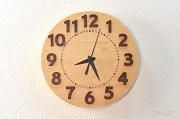 大きな数字で見やすい檜の掛け時計9