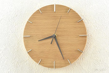 白い木肌が美しいブナの丸い板にステンレスの目盛りが美しく輝くスマートなデザインの掛け時計です。この時計は都会的な暮らしを志向するスマートなリビングをイメージしてデザインしました。