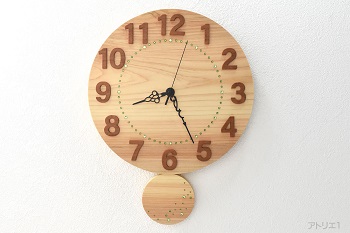 天然檜を時計のベースにした檜の振り子時計です。振り子も同じ檜から丸く切り出したものにしてあります。