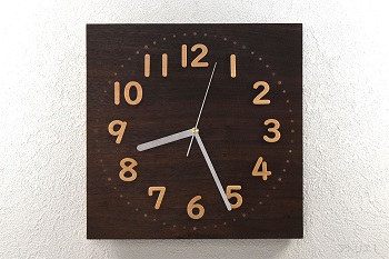 洗練されたシックなデザインに使われる世界的な高級材のブラックウォルナットの無垢材を使用した四角い掛け時計です。