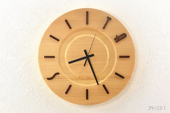 お二人の記念日の12月8日ちなんで、1時・2時・8時の所にイニシャルが入ったオーダーメイドの木曽檜の掛け時計です。
