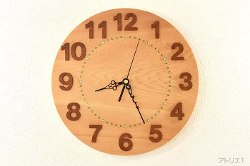 木の時計のベースに天然檜（無垢板・一枚板）を使った温もりのあるインテリア掛け時計です。