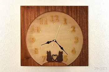 東の空から大きな満月が昇ってくるのを望むことができる丘で月見を楽しむ仲良し猫が寄り添う姿が可愛いインテリア掛け時計です。四角いマホガニーの木を大きく丸く切り抜き、下部に丘を設置して、キャンバスいっぱいの満月を表現しました。