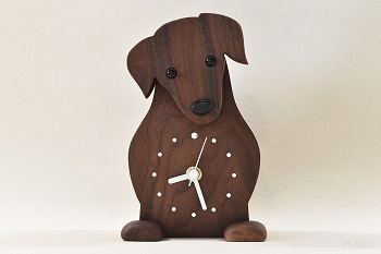 ブラックウオルナットで制作したダックスフンドの置き時計です。時刻目盛りには、スワロフスキーのクリスタルを使用し、白い針で時刻が見やすくなっています。