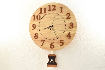 天然檜を直径35㎝の丸型に切り出した振り子時計です。振り子は、1ヶ月毎に交換できるように12か月分作成しました。