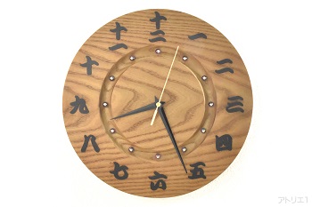 「和」の風情を新しい感覚で楽しめる漢数字を使った渋い無垢の木の掛け時計です。時計のベースには、趣向が上品な家具材として親しまれてきたキハダの無垢板を用い、時刻の数字に黒檀の漢数字を使用し、和を強く感じさせる時計にしました。