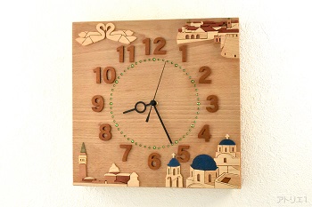 ベースのブナの上に思い出でのタオルアートのスワン、イタリアのサンマルコ寺院、サントリーニ島のブルードーム、クロアチアのドブロブニクをまとめた木婚式の記念の掛け時計です。