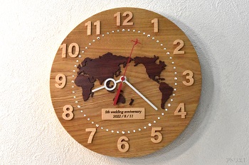 縄文時代から建材などとして利用されていたと言われており、木材としての歴史が古い木で、独特な木目が楽しめる「栗」を丸く切り出し、中央部分に「チンチャン」から切り出した世界地図を配した時計です。