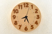 大きな数字で見やすい檜の掛け時計１１