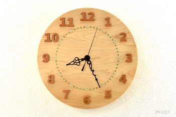 木の時計のベースに木目の面白さが楽しめる木曽檜（無垢板・一枚板）を使った温もりのあるインテリア掛け時計です。