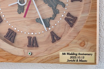 時計の右下に木婚式の記念のプレートを配置しました。