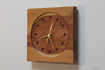樹齢1000年以上の屋久杉の木目はそれだけで時計の表情が豊かになり、個性的な掛け時計になりました。