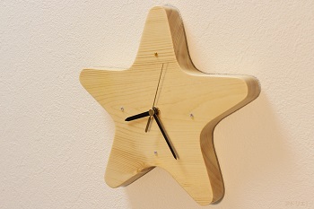 星形の木の時計です。