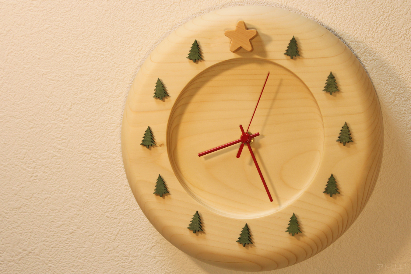 聖夜 手作りの木の時計はアトリエ1